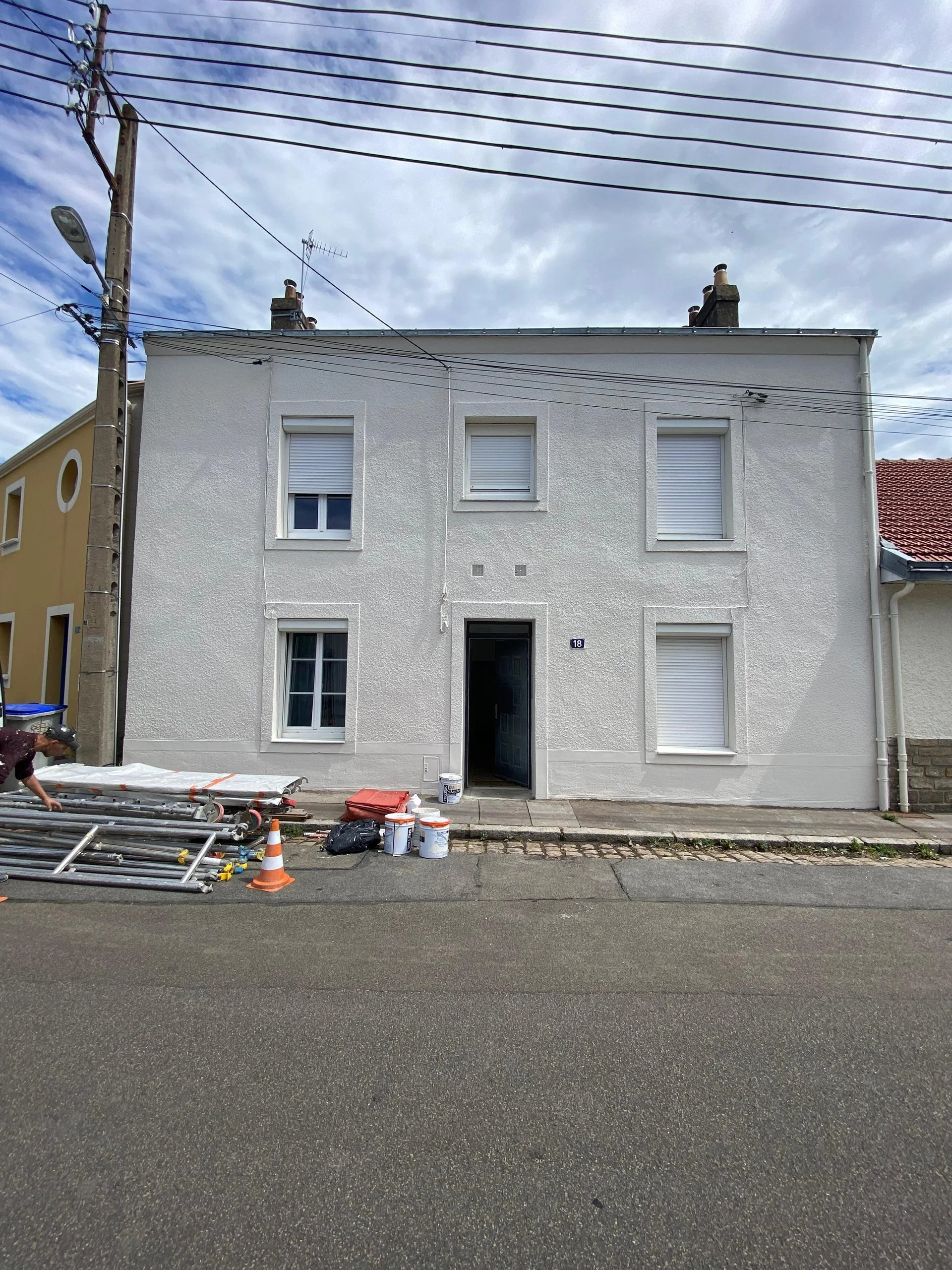 Intérieur après rénovation complète - aménagement moderne et lumineux