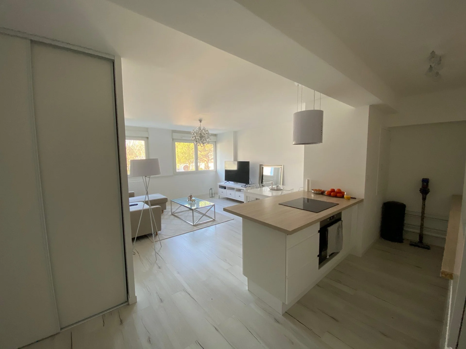 Espace après rénovation sur mesure - design contemporain et finitions de qualité